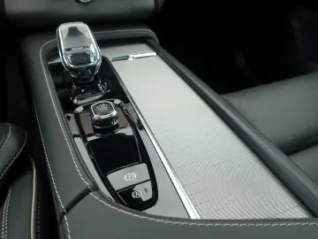 XC90 Plus T8 AWD Plug-in Hybrid Pano,B&W,HeadUp