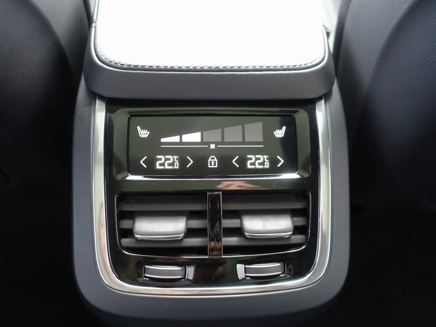 XC90 T8 Recharge AWD Ultimate Bright FOUR-C/B&W