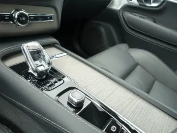 XC90 T8 Recharge AWD Ultimate Bright FOUR-C/B&W