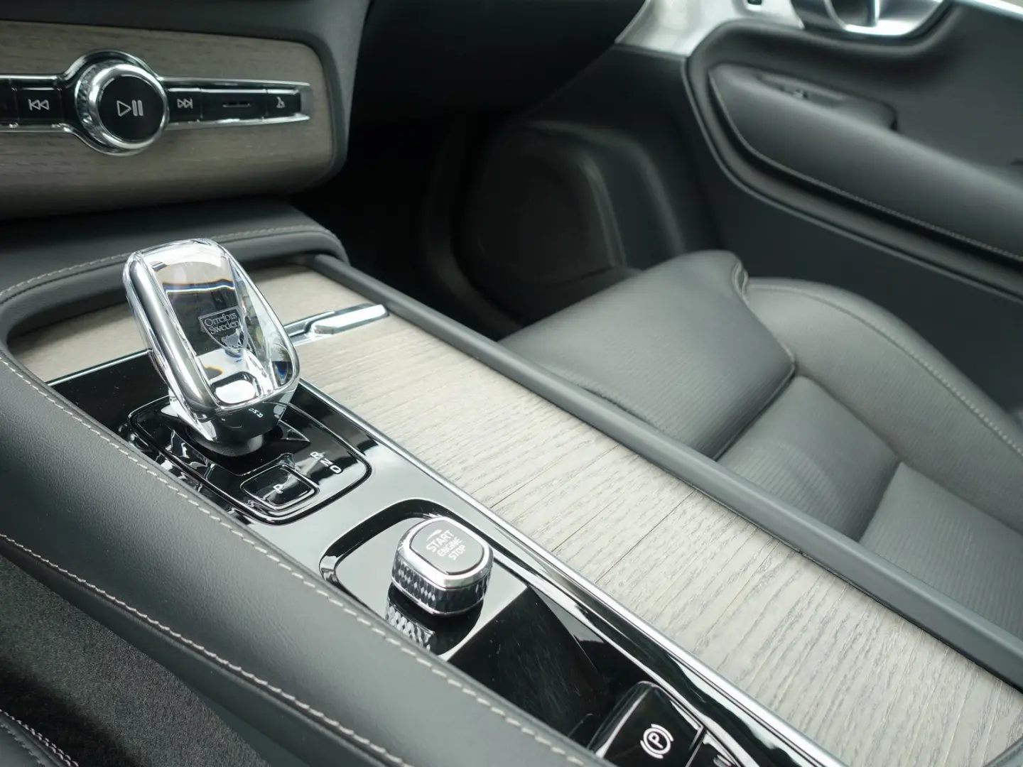 XC90 T8 Recharge AWD Ultimate Bright FOUR-C/B&W