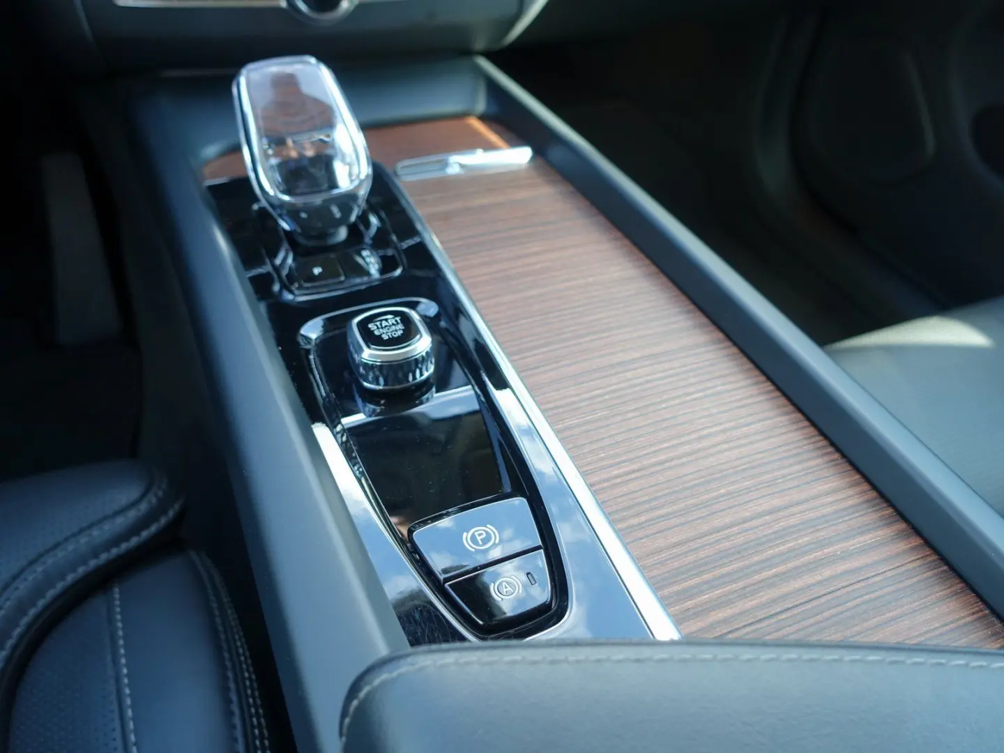 XC60 B4 Plus Dark AWD 360°Cam/AHK/Harman/Kardon