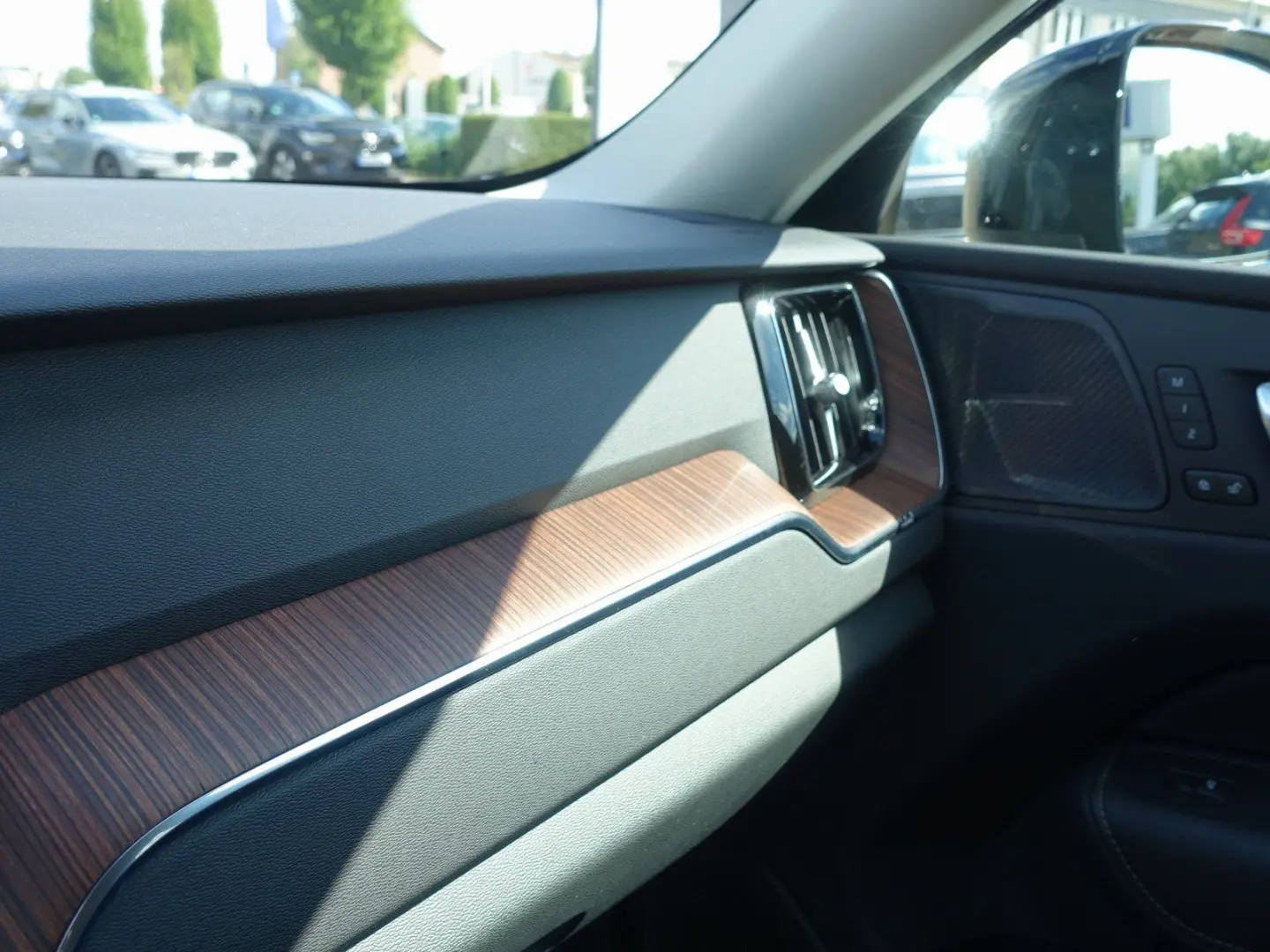 XC60 B4 Plus Dark AWD 360°Cam/AHK/Harman/Kardon