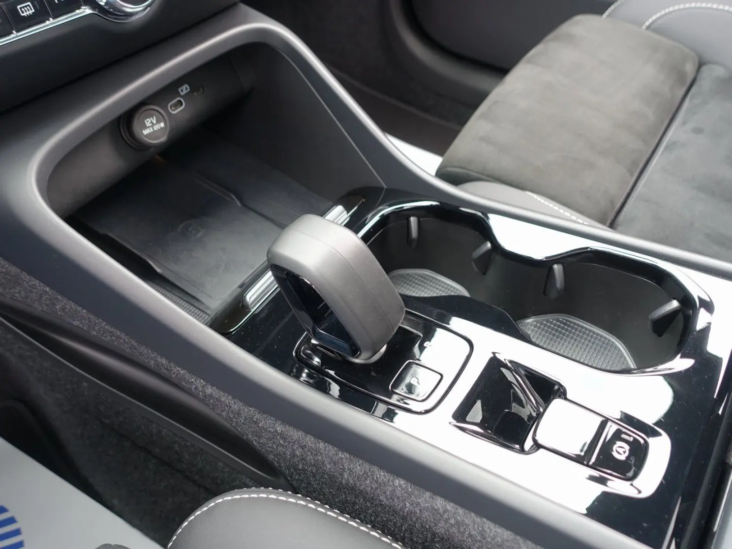 XC40 Ultra B4 Mild-Hybrid/Dark/Kamera/H&K/BLIS