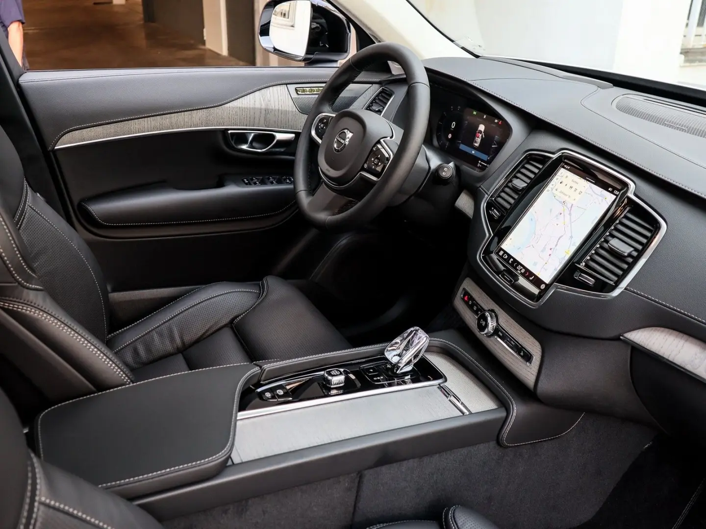 XC90 T8 AWD Ultra Dark Recharge Plug-In Hybrid #