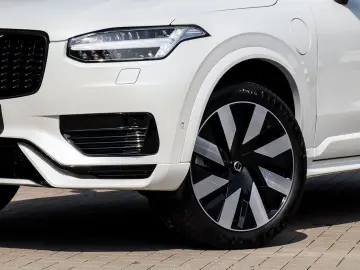 XC90 T8 AWD Ultra Dark Recharge Plug-In Hybrid #