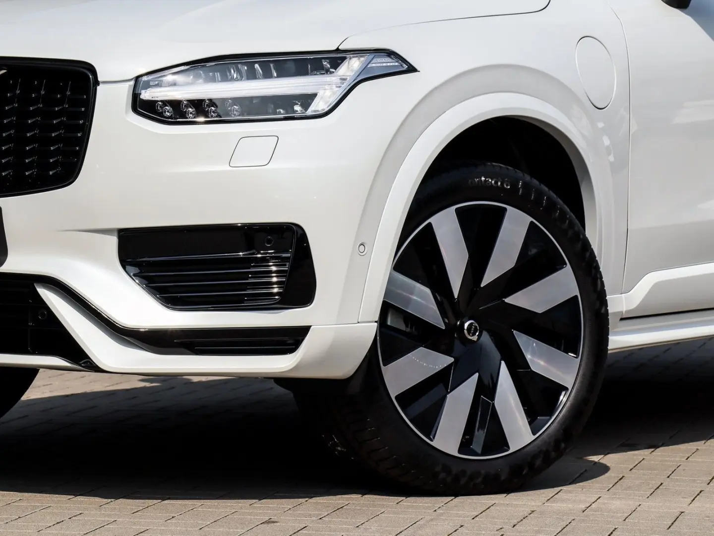 XC90 T8 AWD Ultra Dark Recharge Plug-In Hybrid #