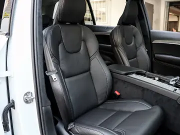 XC90 T8 AWD Ultra Dark Recharge Plug-In Hybrid #