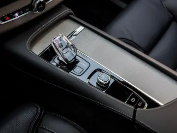 XC90 T8 AWD Ultra Dark Recharge Plug-In Hybrid #