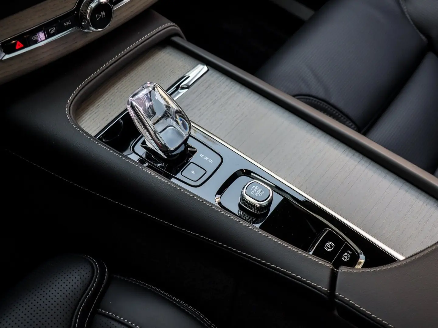 XC90 T8 AWD Ultra Dark Recharge Plug-In Hybrid #