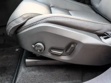 XC90 T8 AWD Ultra Dark Recharge Plug-In Hybrid #