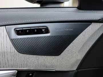 XC90 T8 AWD Ultra Dark Recharge Plug-In Hybrid #