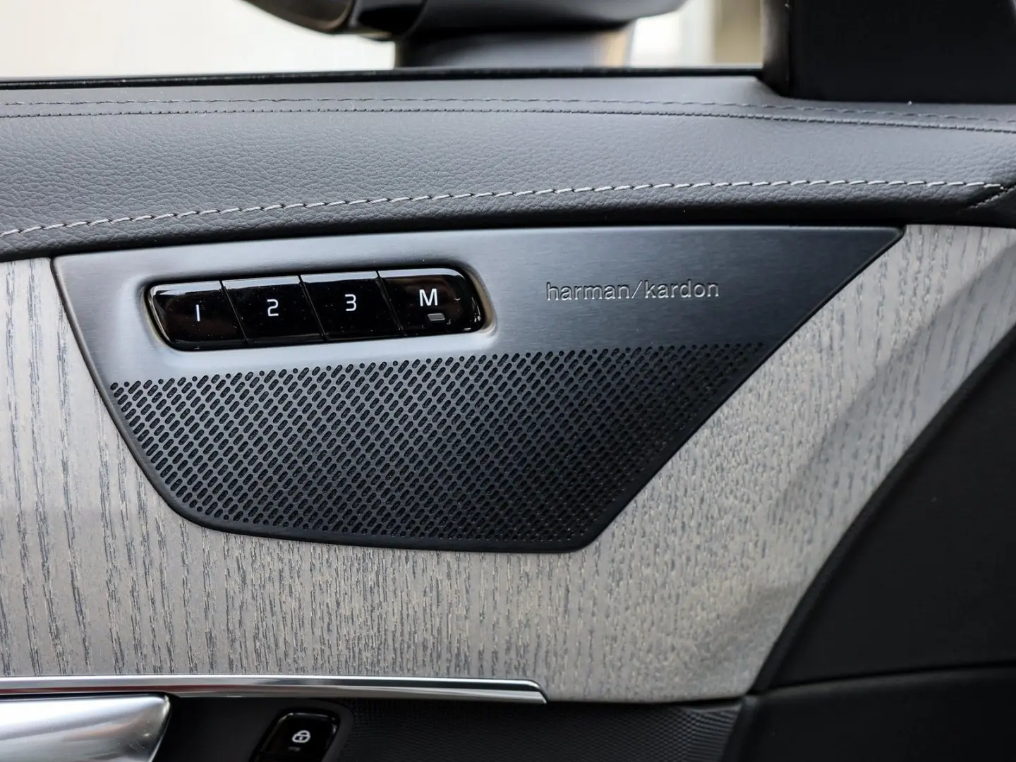 XC90 T8 AWD Ultra Dark Recharge Plug-In Hybrid #