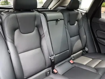 XC60 B4 Diesel AWD Plus Dark Aut. Navi*PDC*LED