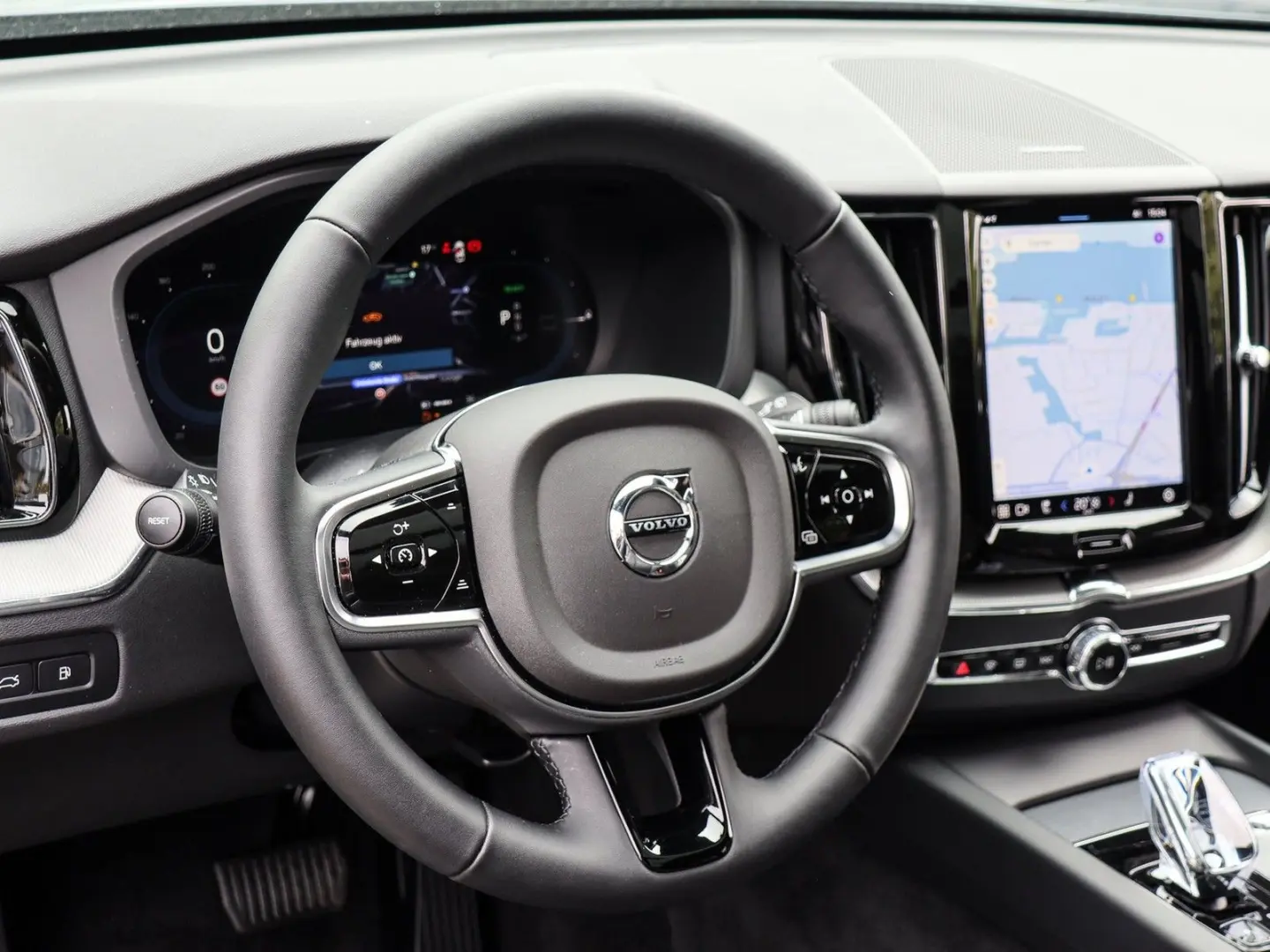 XC60 T6 (B) AWD Recharge Plus Dark NP: 81.600,-/