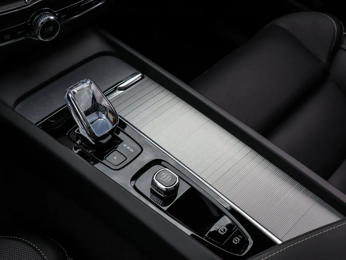 XC60 T6 (B) AWD Recharge Plus Dark NP: 81.600,-/