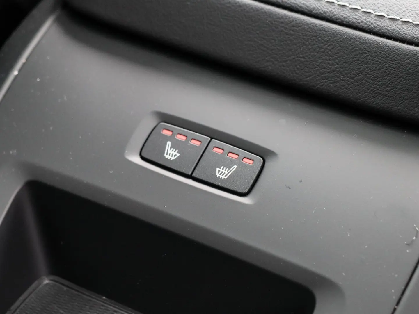 XC60 T6 (B) AWD Recharge Plus Dark NP: 81.600,-/