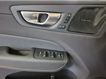 XC60 T8 AWD Plug-in Hybrid Ultra Black Edition