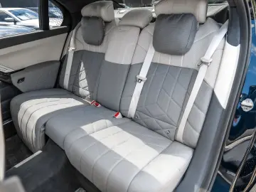 740d xDrive M SPORT+FOND ENT+STANDH+CONNOISSEUR 