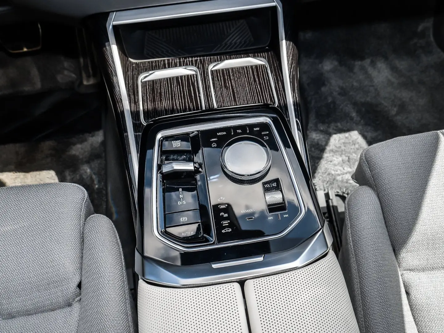 740d xDrive M SPORT+FOND ENT+STANDH+CONNOISSEUR 