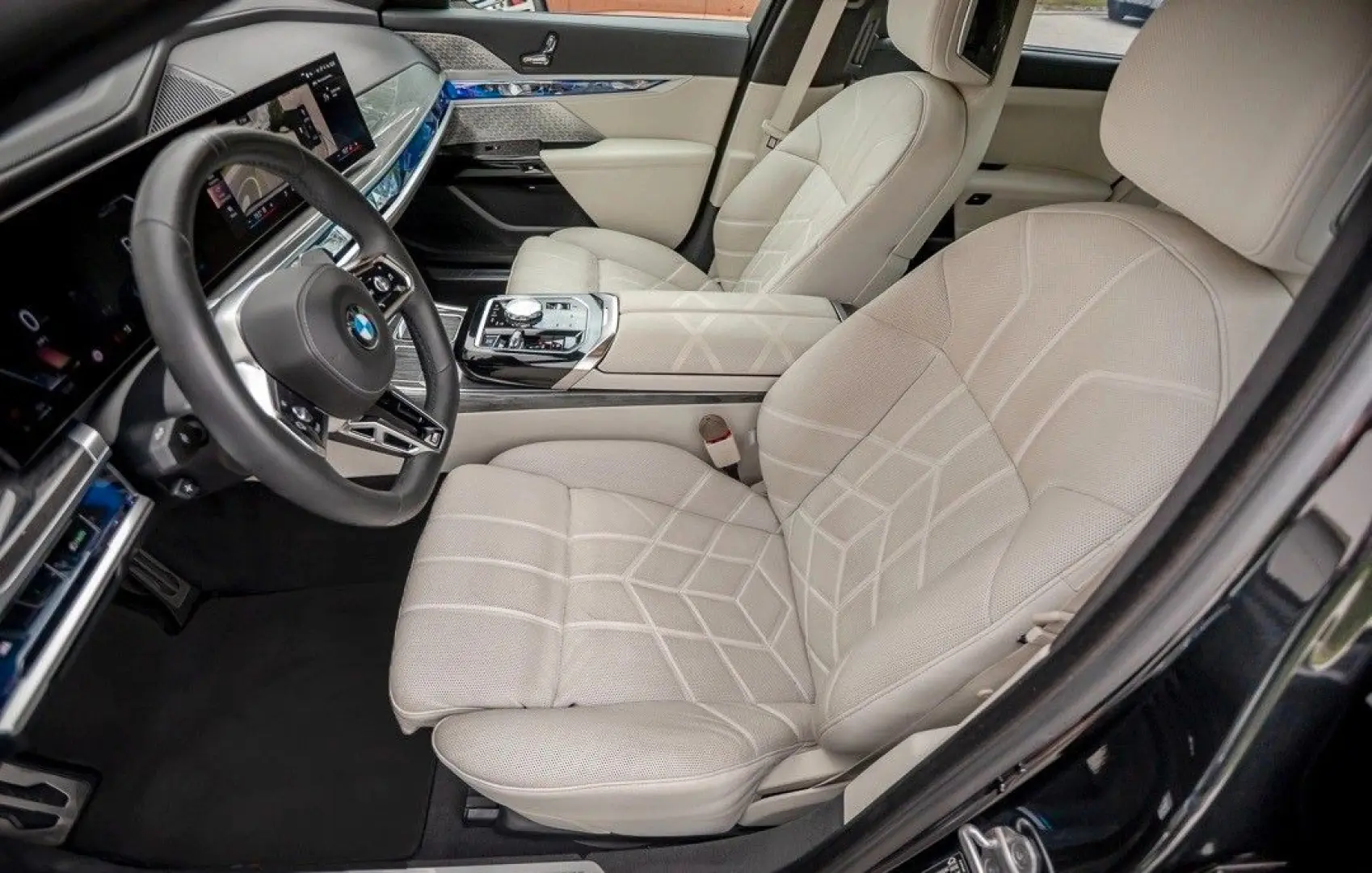 740d xDrive M SKY Carbon TV Fond Ent B&W