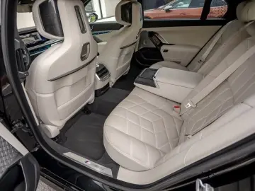 740d xDrive M SKY Carbon TV Fond Ent B&W
