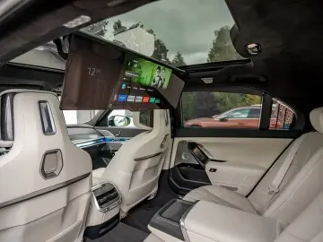 740d xDrive M SKY Carbon TV Fond Ent B&W