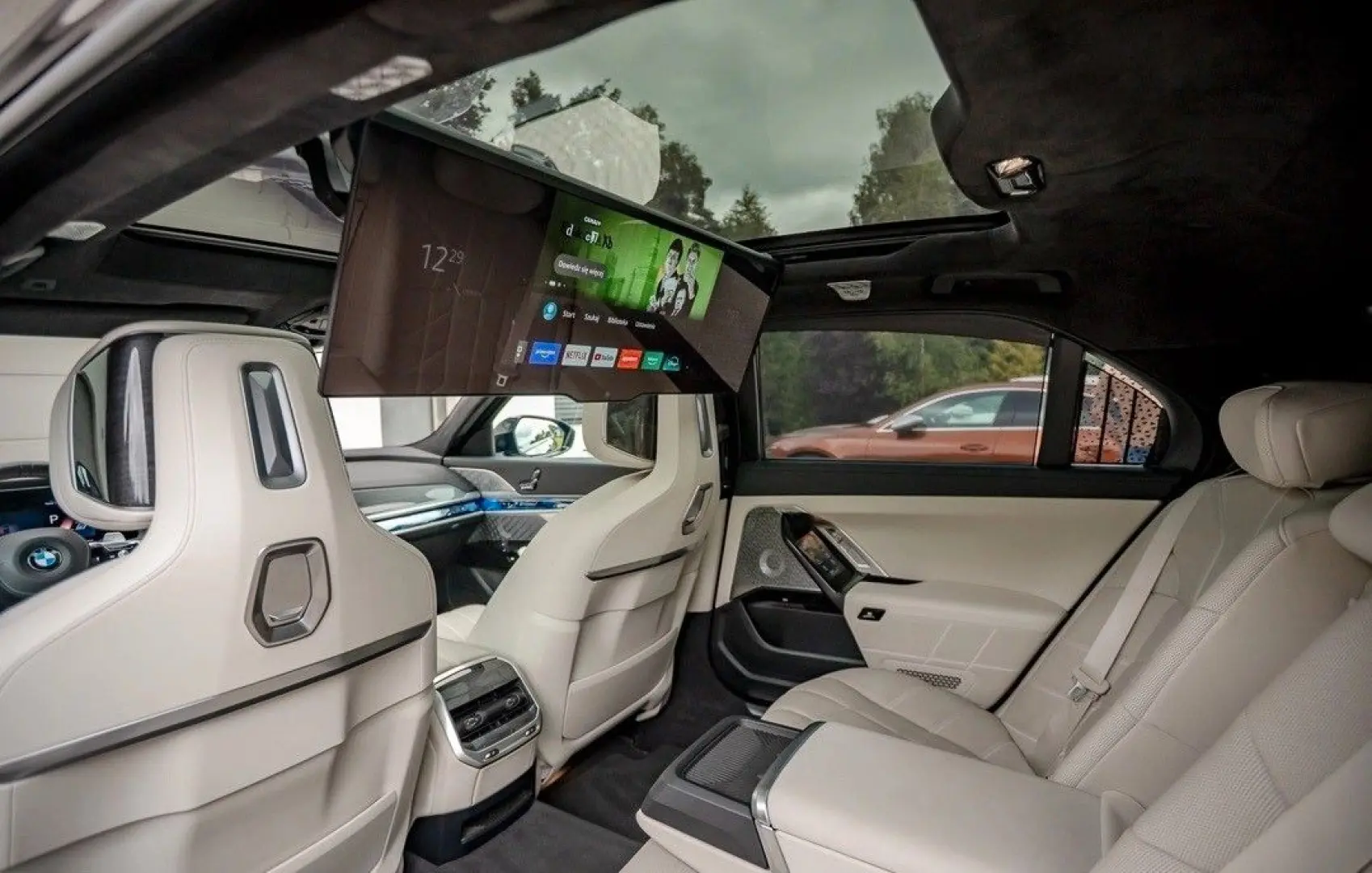 740d xDrive M SKY Carbon TV Fond Ent B&W