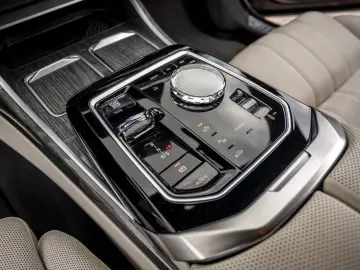 740d xDrive M SKY Carbon TV Fond Ent B&W