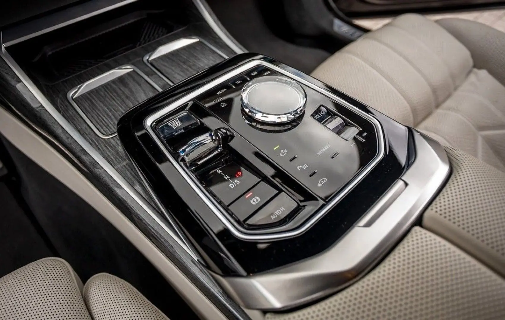 740d xDrive M SKY Carbon TV Fond Ent B&W