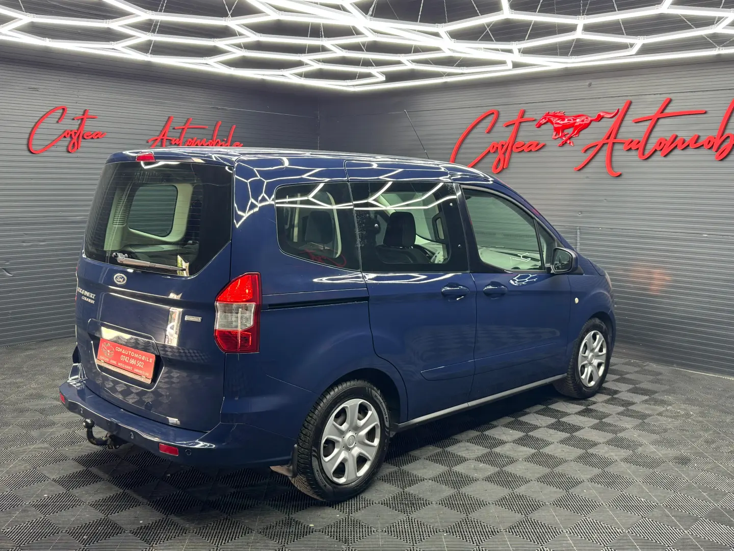 Ford Tourneo Courier 1.0 benzină, 5 locuri, An 2017