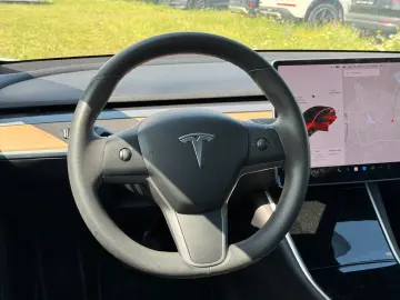 Model 3 Long Range AWD 75kWh Netto € 18.450.-
