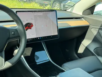 Model 3 Long Range AWD 75kWh Netto € 18.450.-