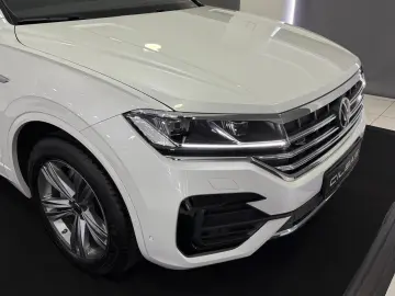 Touareg Elegance 4Motion R-Line LUFT*AHK*VIRTUAL