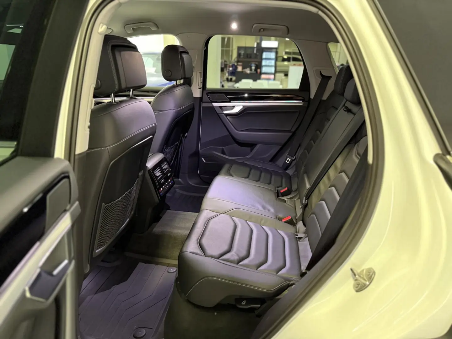 Touareg Elegance 4Motion R-Line LUFT*AHK*VIRTUAL