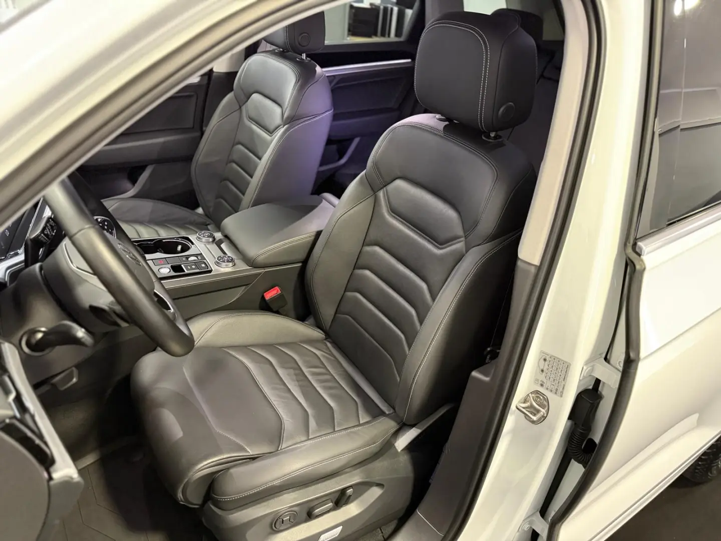 Touareg Elegance 4Motion R-Line LUFT*AHK*VIRTUAL