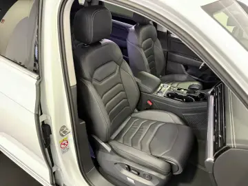 Touareg Elegance 4Motion R-Line LUFT*AHK*VIRTUAL