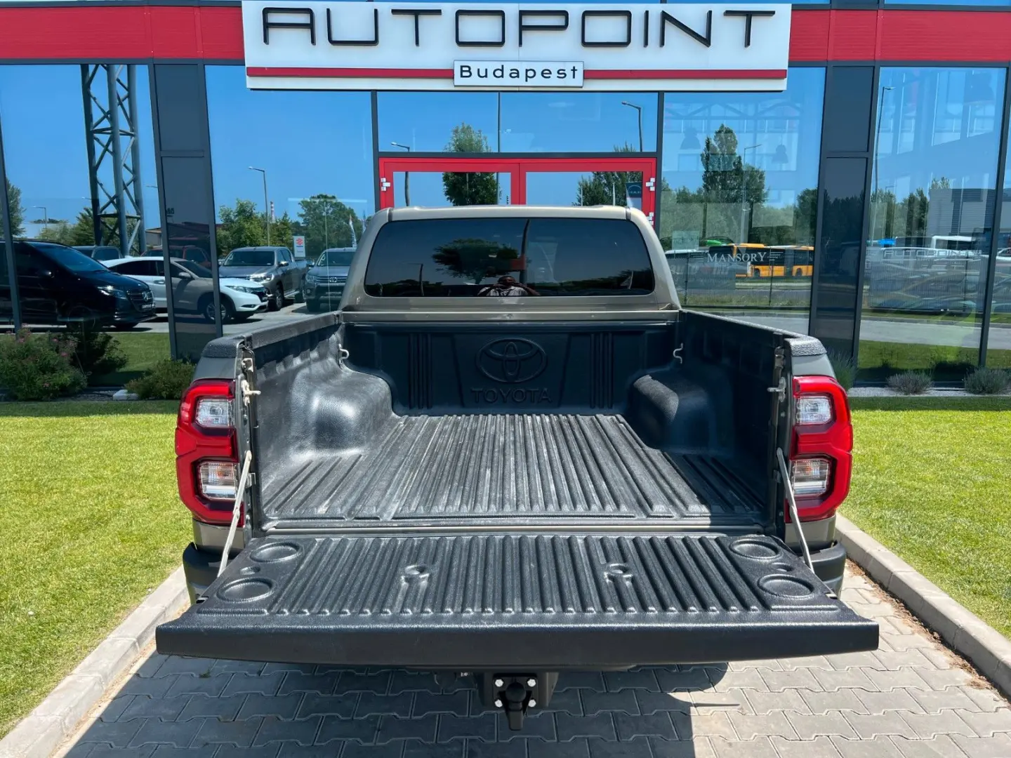 Hilux INVINCIBLE 2,8 D4-D °JBL °AHK °TSS