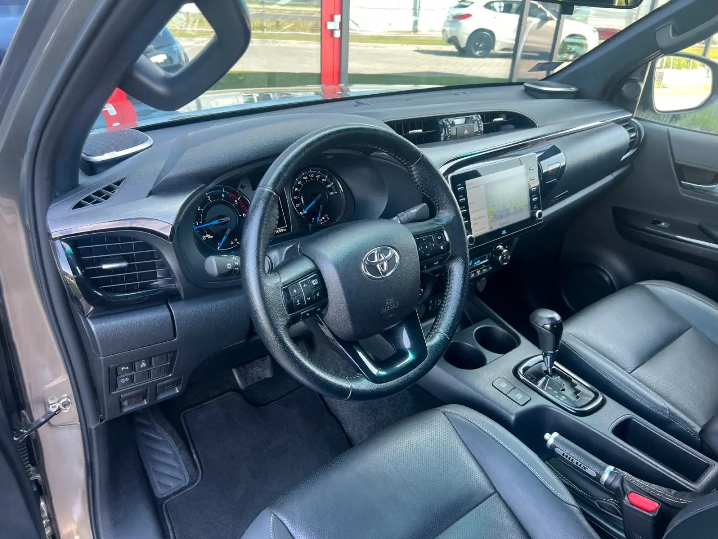 Hilux INVINCIBLE 2,8 D4-D °JBL °AHK °TSS