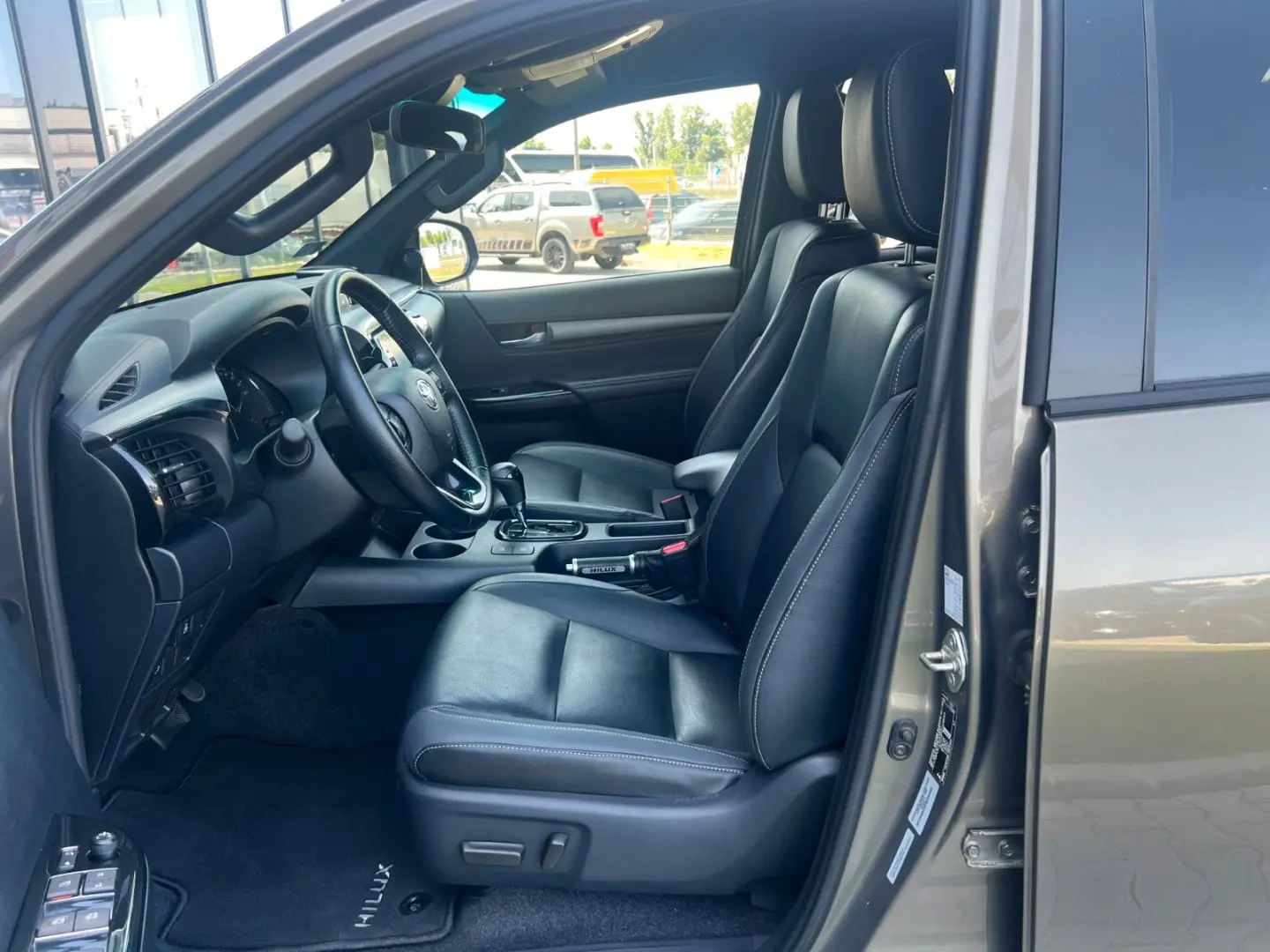 Hilux INVINCIBLE 2,8 D4-D °JBL °AHK °TSS