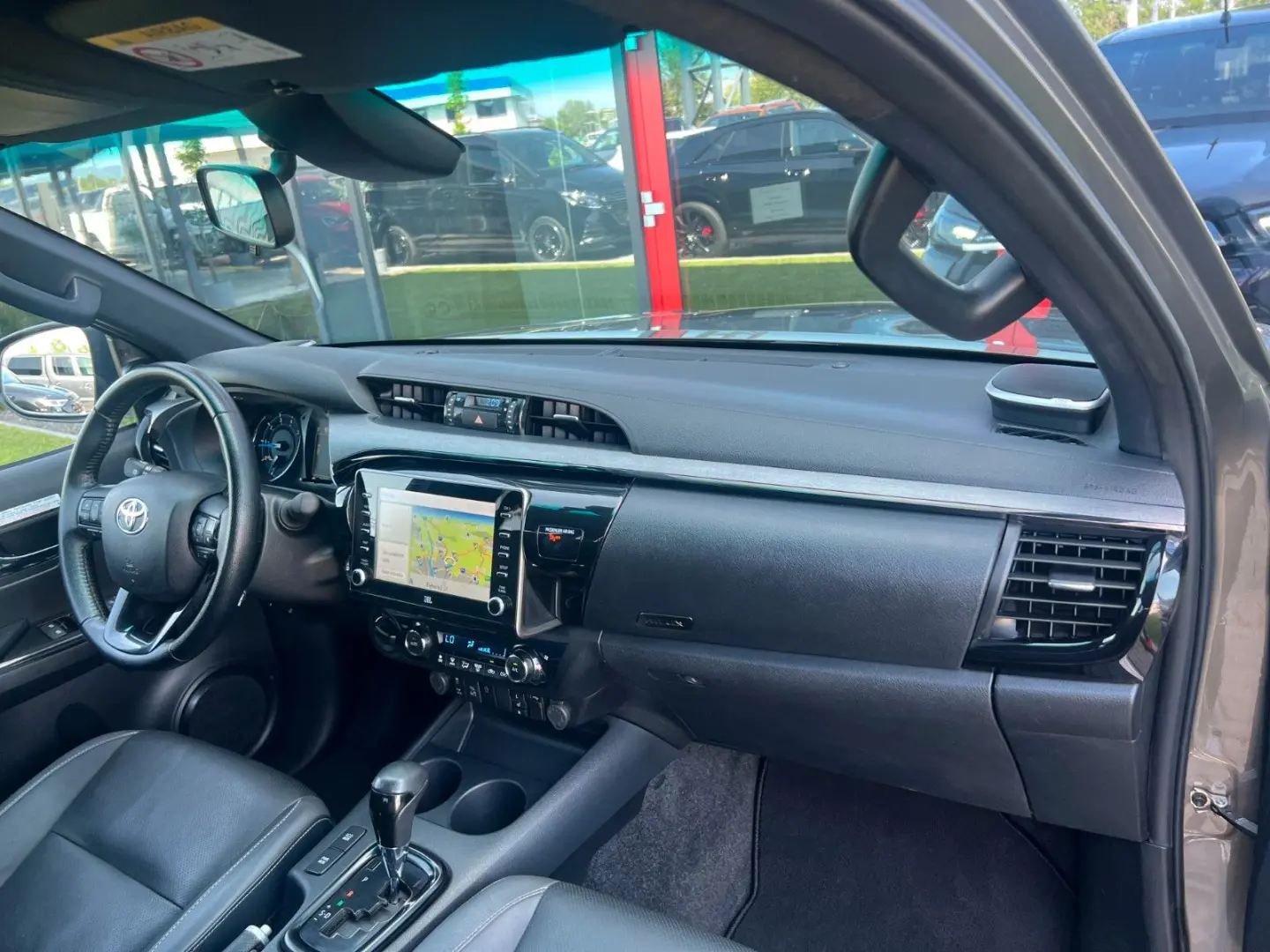 Hilux INVINCIBLE 2,8 D4-D °JBL °AHK °TSS