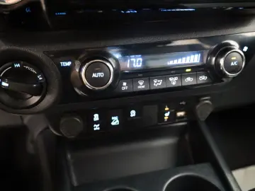 Hilux 2.8 D-4D Invincible, Rollbügel, Rollo, AHK