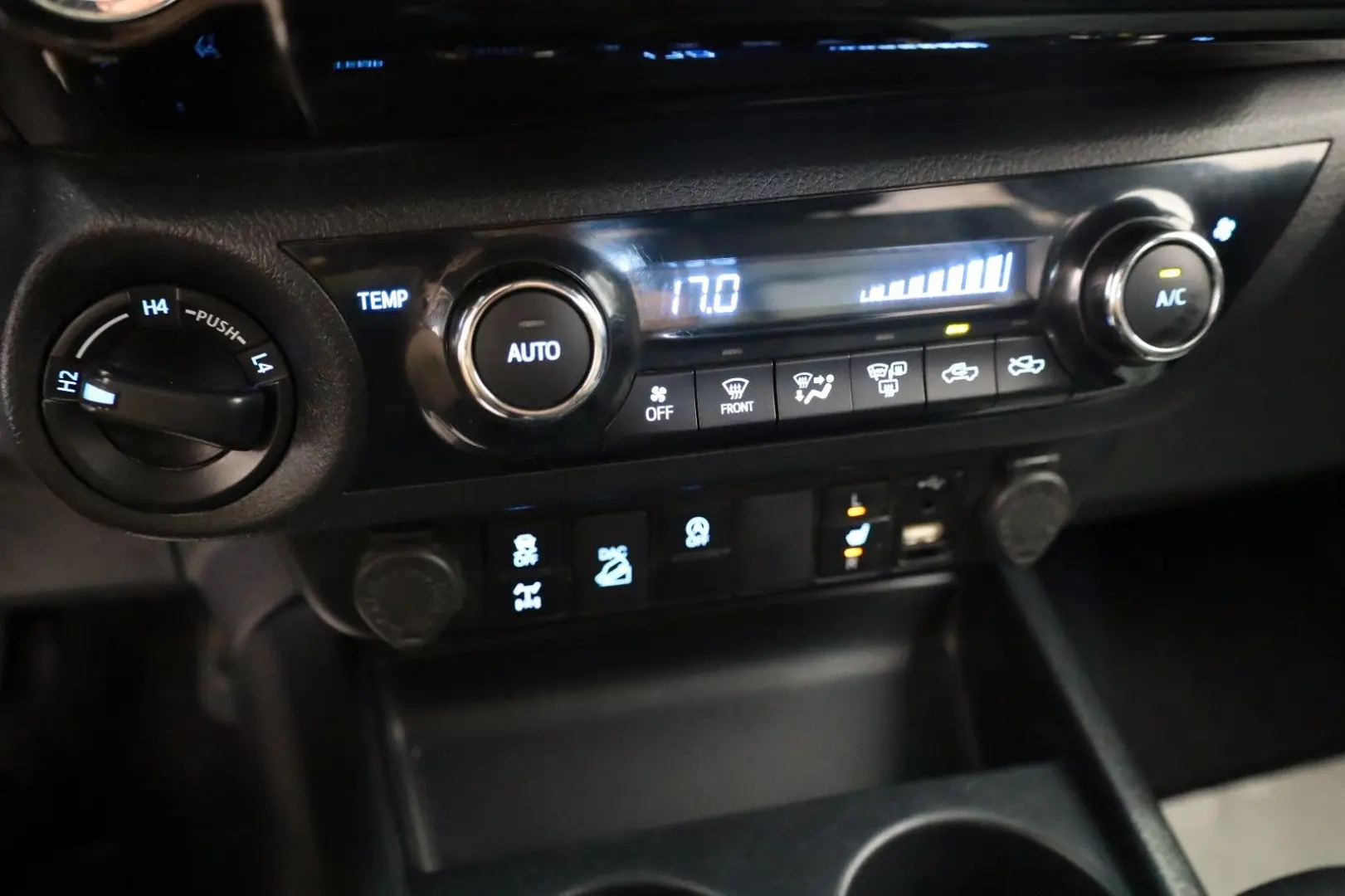 Hilux 2.8 D-4D Invincible, Rollbügel, Rollo, AHK