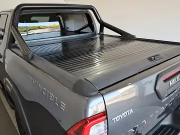 Hilux 2.8 D-4D Invincible, Rollbügel, Rollo, AHK