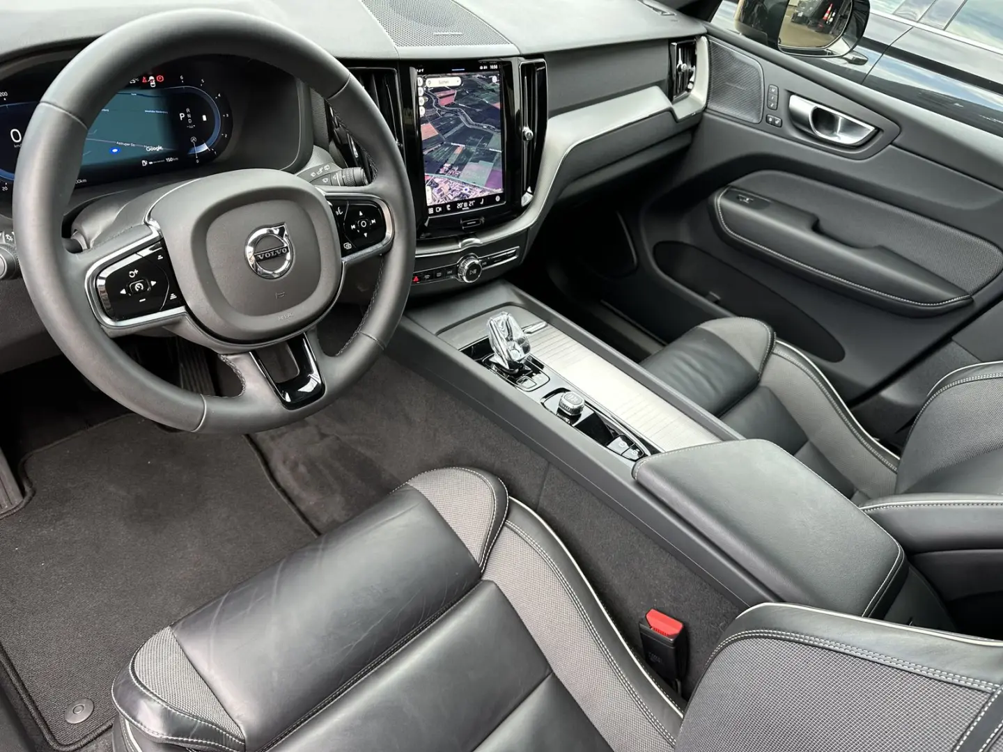 XC60 B4 D AWD Plus Dark NAV+LED+PANORAMA+AHK+H&K