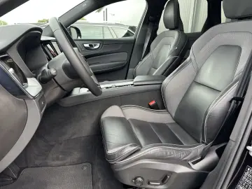 XC60 B4 D AWD Plus Dark NAV+LED+PANORAMA+AHK+H&K