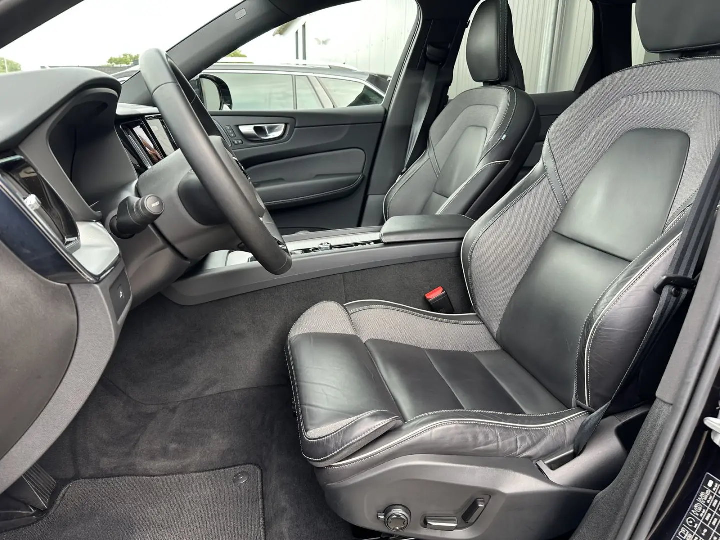 XC60 B4 D AWD Plus Dark NAV+LED+PANORAMA+AHK+H&K