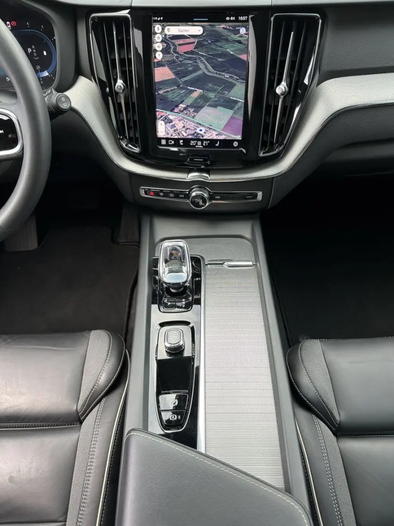 XC60 B4 D AWD Plus Dark NAV+LED+PANORAMA+AHK+H&K