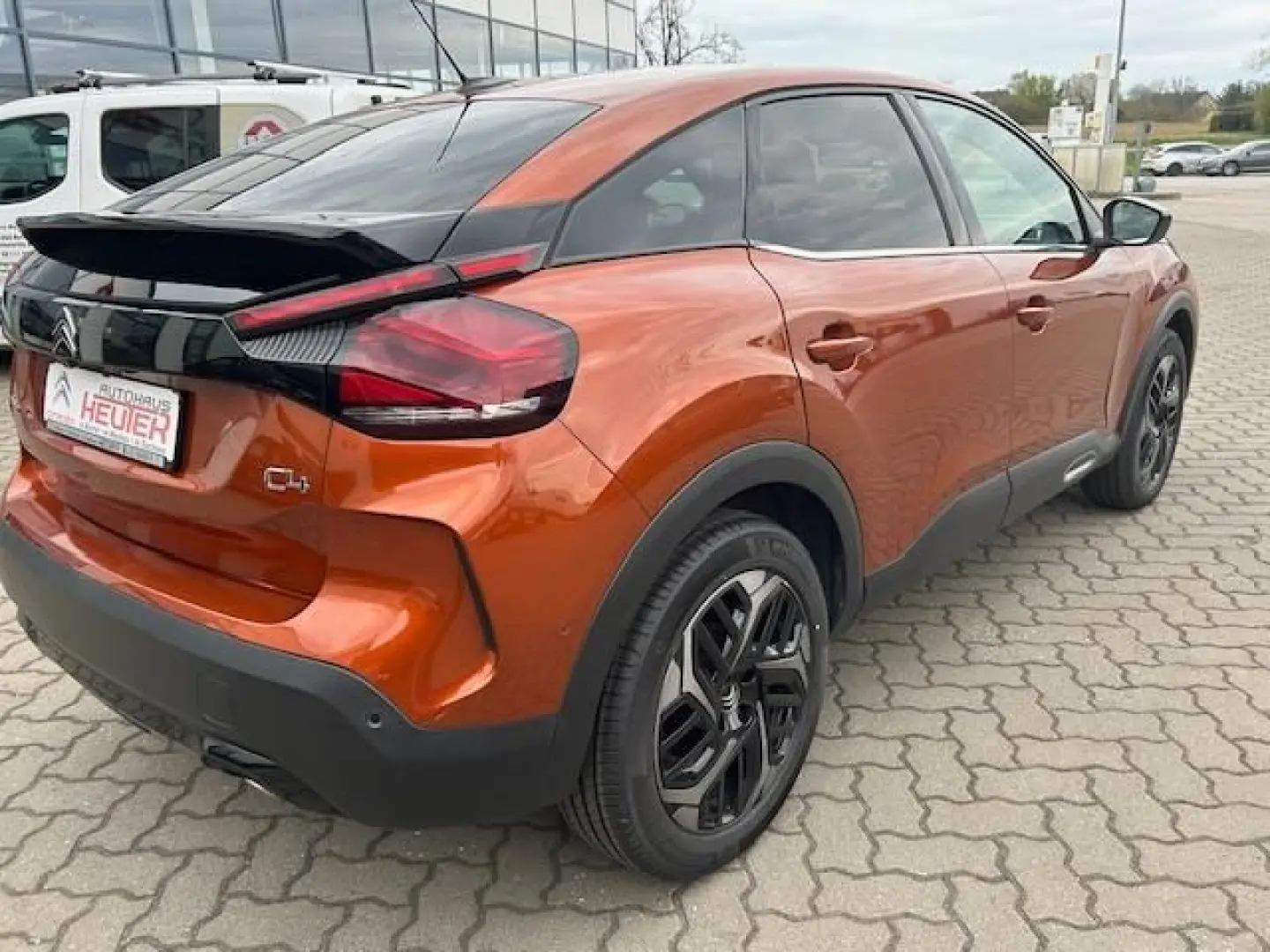 C4 Shine PureTech 130 EAT8 mit Pano-Dach