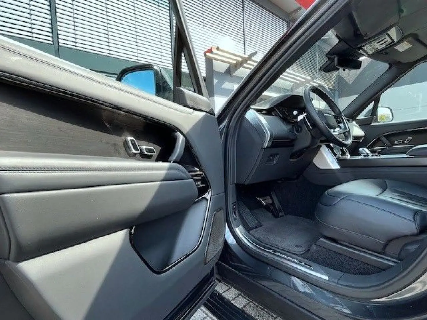 Range Rover P530 SV Autobiography 23