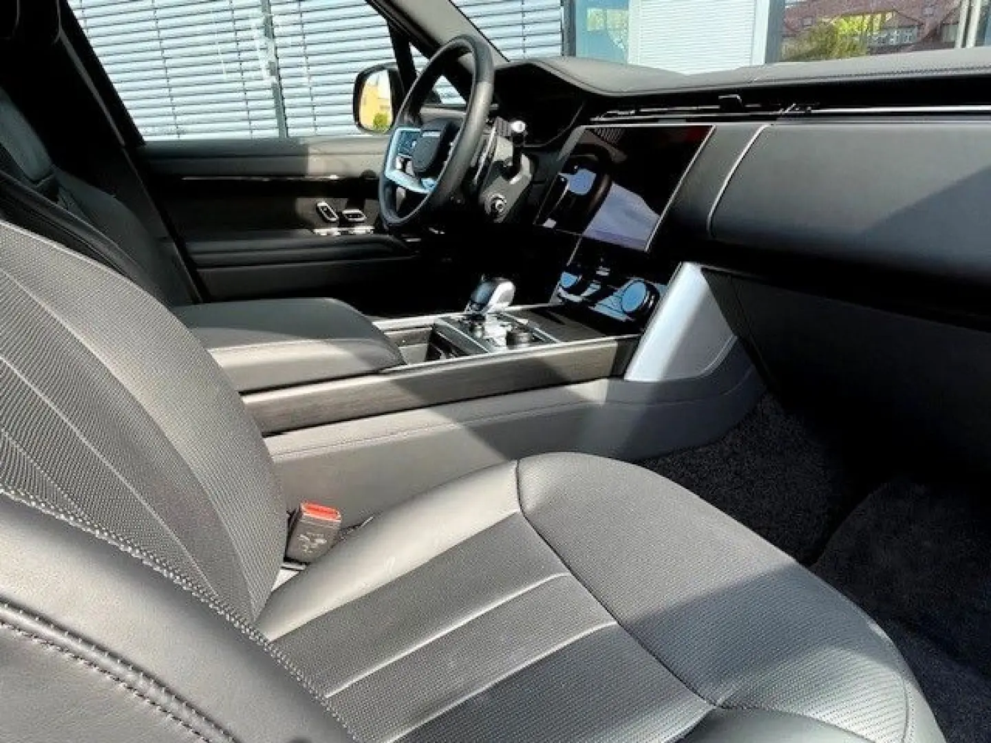 Range Rover P530 SV Autobiography 23